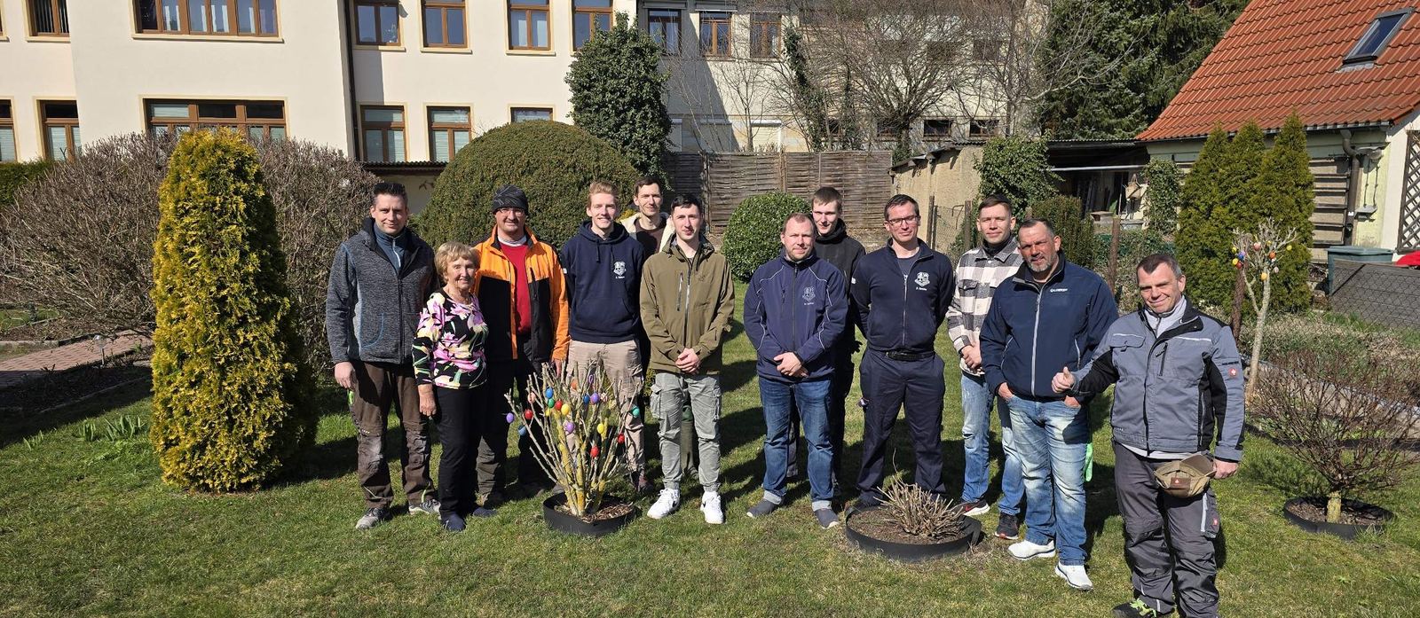 Aktive Kameraden gratulieren Gerda Kühne im Garten zum 90. Geburtstag
