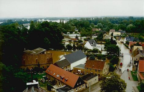 Blick vom Kirchturm auf das überflutete Püchau