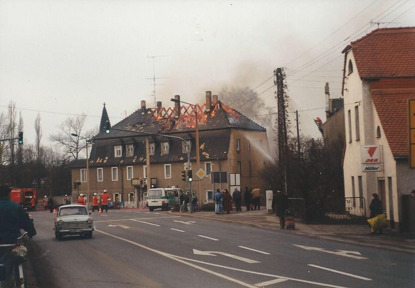 Brennender Dachstuhl des Hauses Luise an der B6
