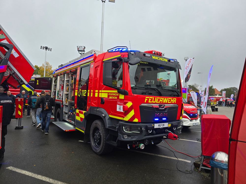 Das HLF 20 Machern mit geöffneten Geräteräumen auf der Messe FLORIAN in Dresden