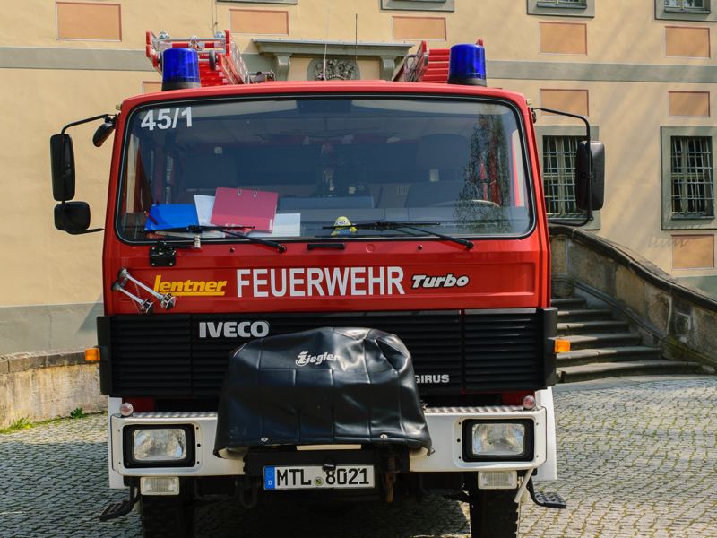 Ehemaliges LF 16-TS der Feuerwehr Machern vor dem Schloss