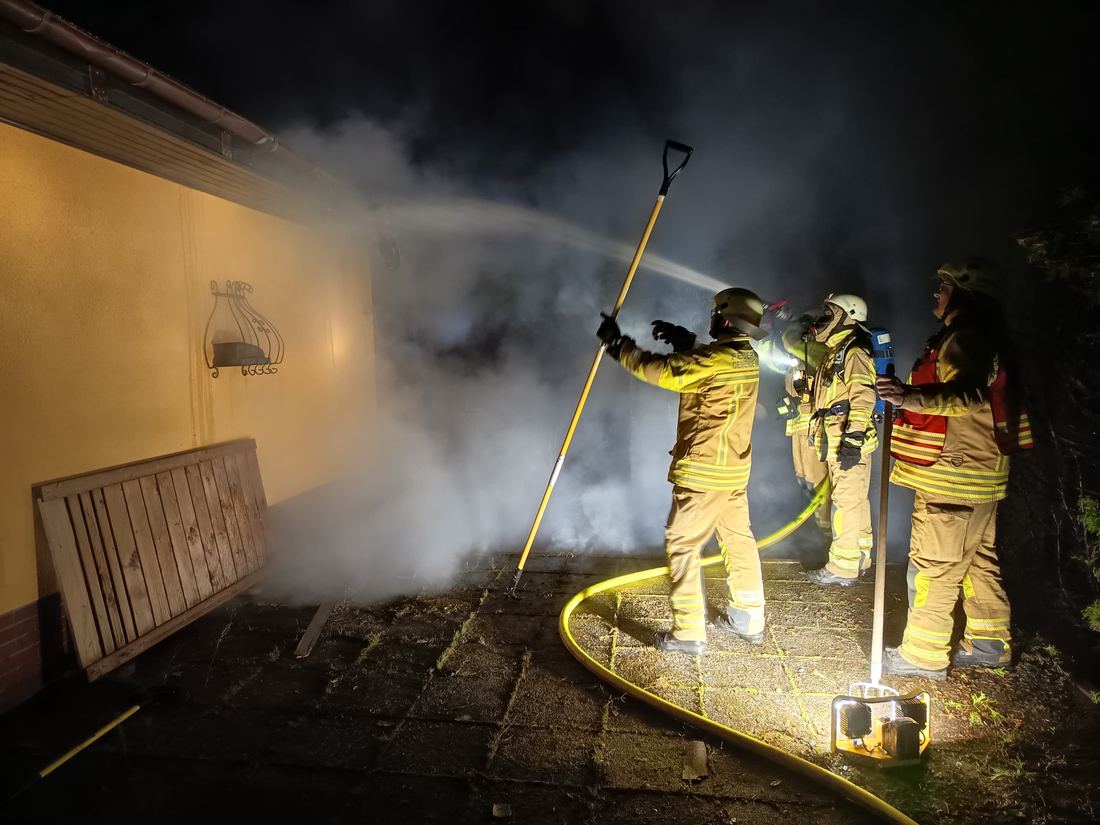 Einsatzkräfte unter Atemschutz bei einem nächtlichen Brand