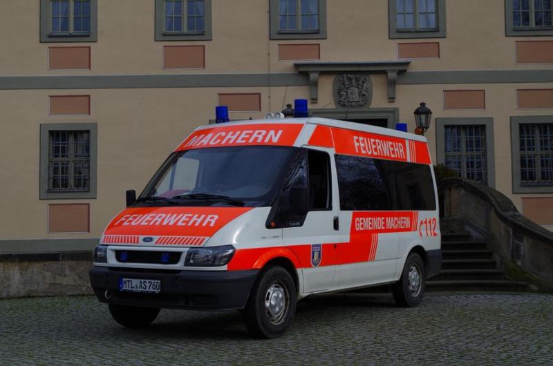 Einsatzleitwagen ELW 1 der Feuerwehr Machern vor dem Schloss