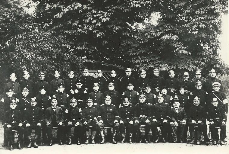Gruppenfoto der Feuerwehr beim 50-jährigen Jubiläum