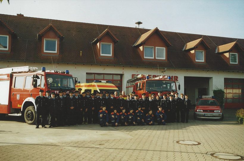 Gruppenfoto der gesamten Wehr vor dem neuen Gerätehaus 1996