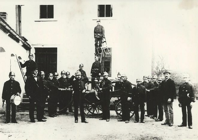 Historisches Gruppenfoto der Feuerwehr Machern mit der Handdruckspritze
