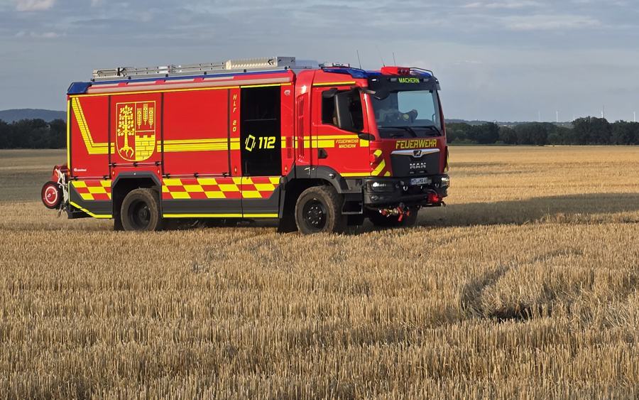 HLF 20 der Feuerwehr Machern auf einem Stoppelfeld