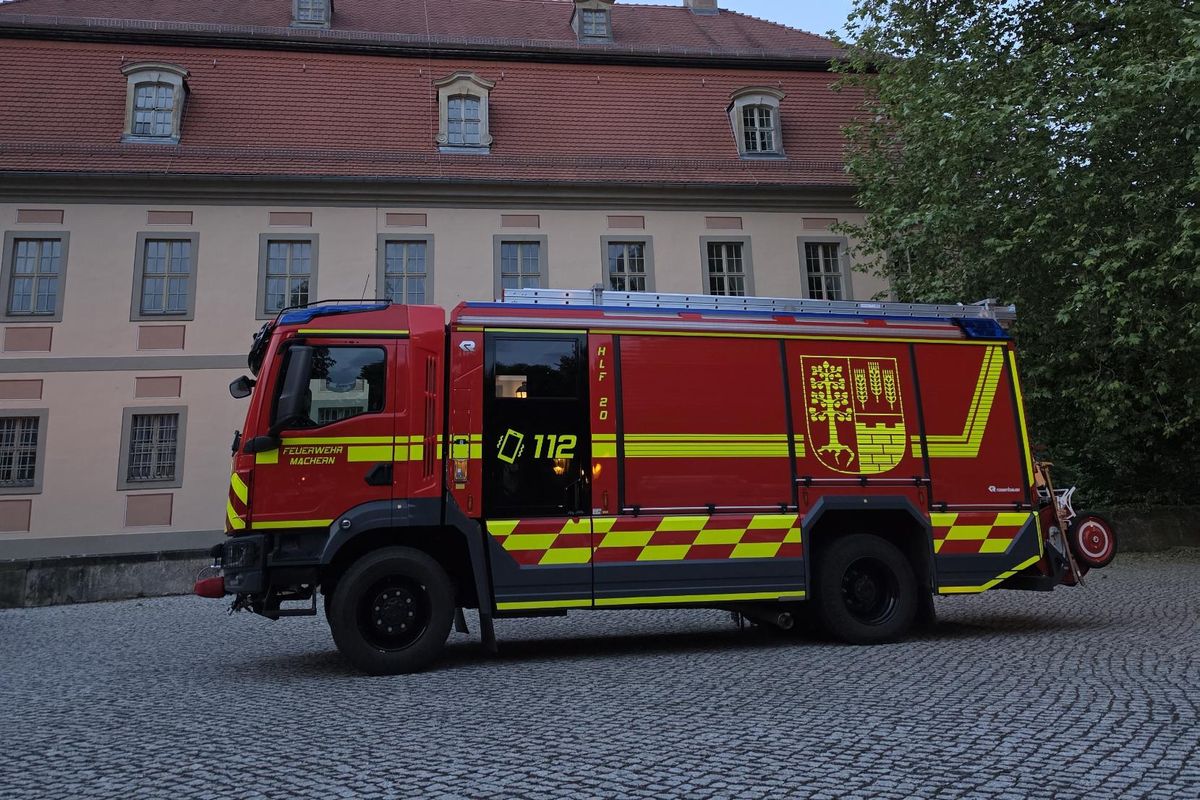HLF 20 der Feuerwehr Machern vor dem Schloss Machern