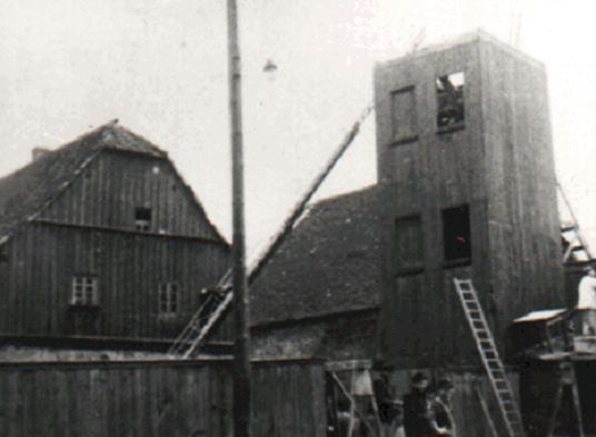 Hölzerner Steigerturm am alten Gerätehaus