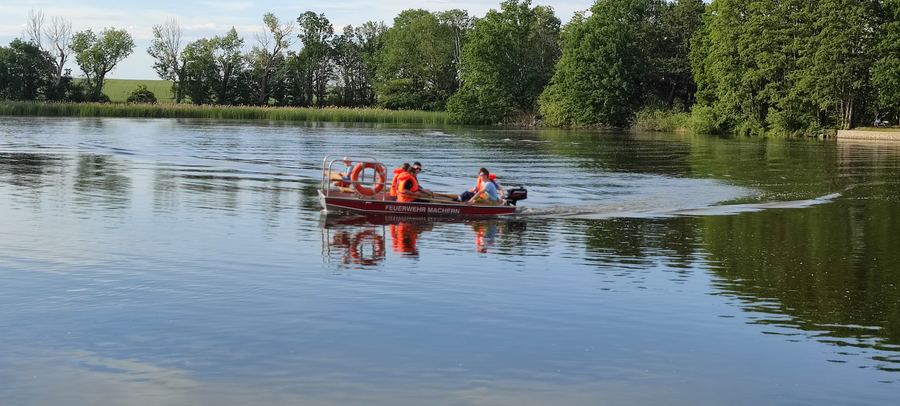 Jugendfeuerwehr im Boot auf einem See