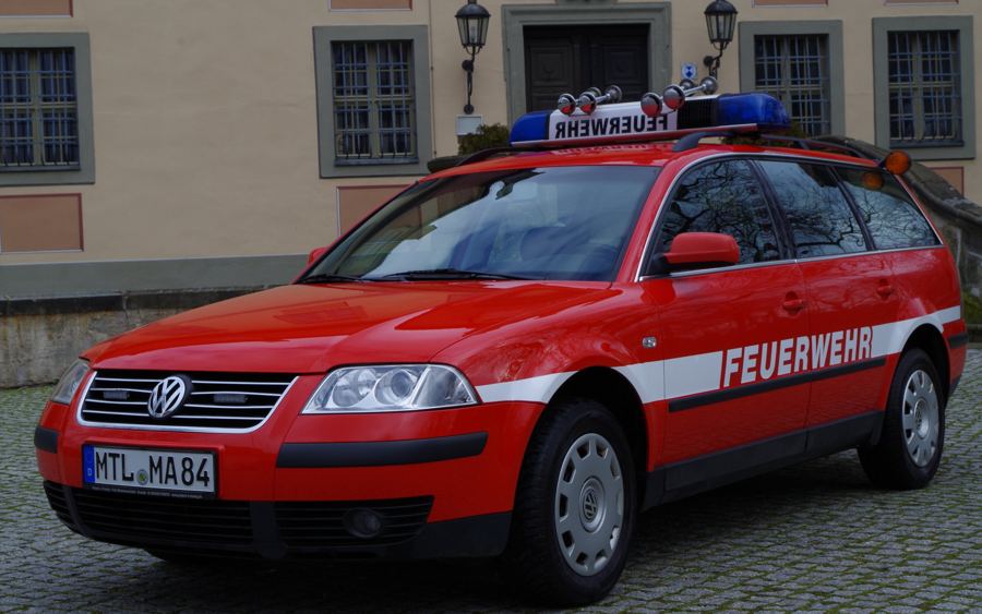 Kommandowagen der Feuerwehr Machern vor dem Schloss