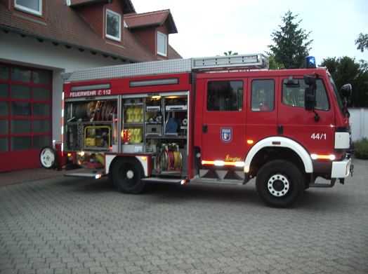 LF 16/12 Mercedes-Benz mit Aufbau Ziegler vor dem Gerätehaus