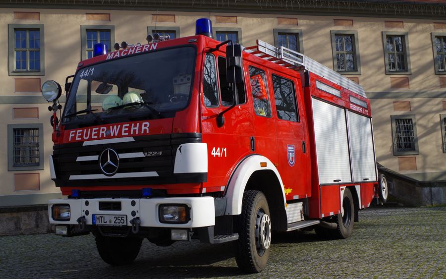 LF 20 der Feuerwehr Machern vor dem Schloss