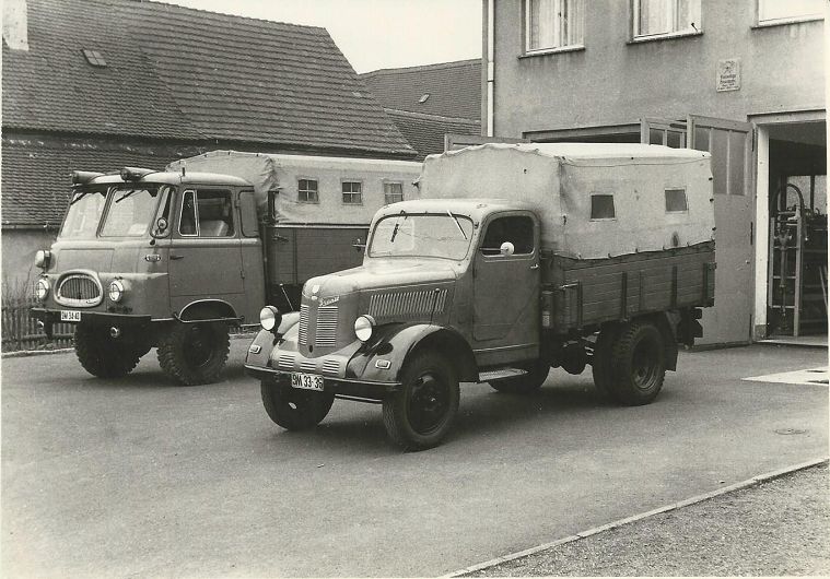 Löschfahrzeug Phänomen und LF 8 vor dem alten Gerätehaus