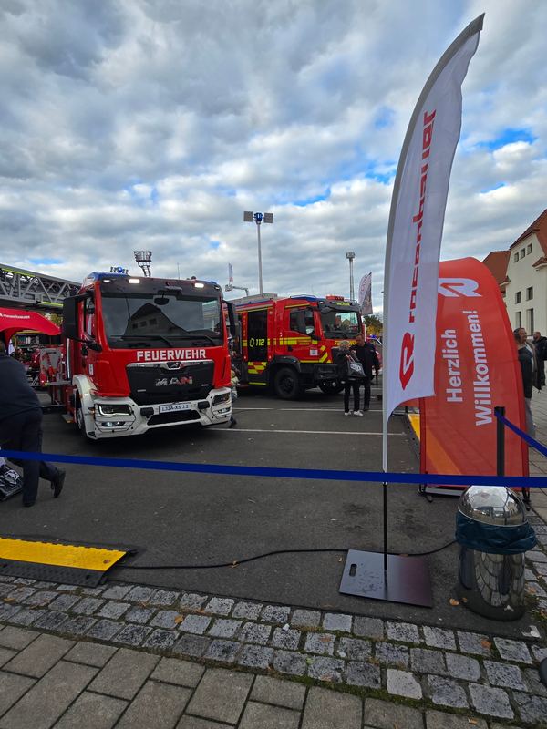 Messestand von Rosenbauer mit dem HLF 20 Machern im Hintergrund