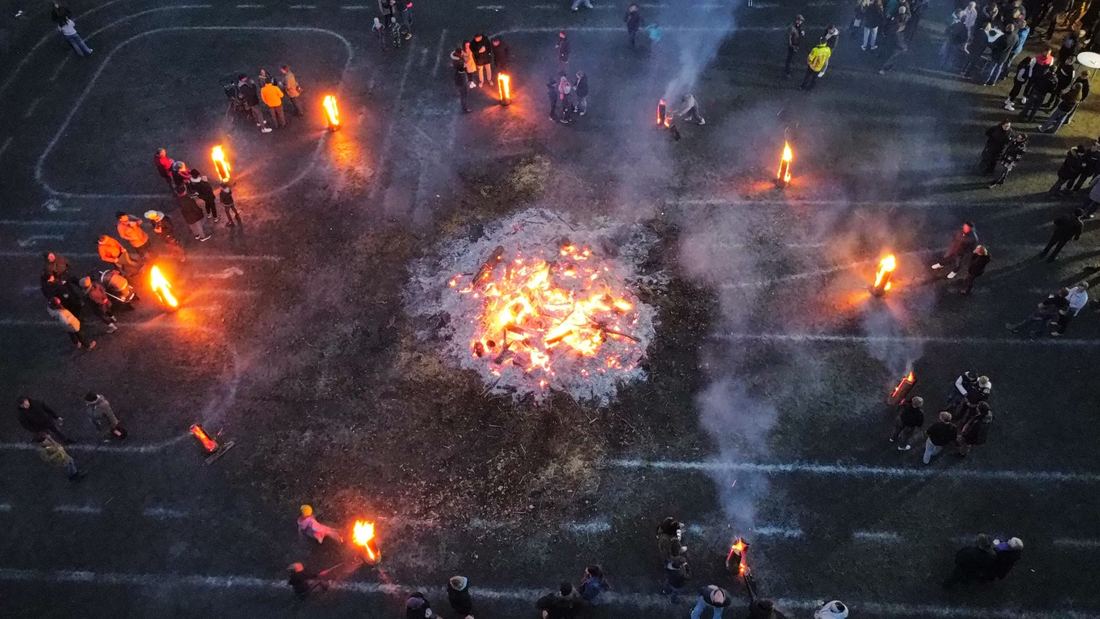 Osterfeuer von oben mit vielen Besuchern