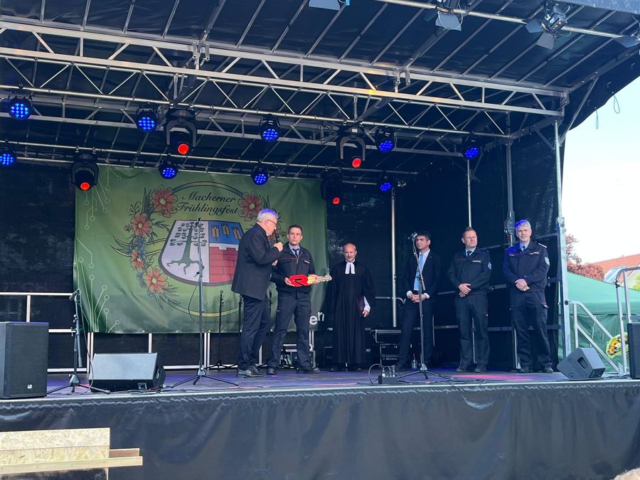 Symbolische Schlüsselübergabe auf der Bühne des Macherner Frühlingsfestes